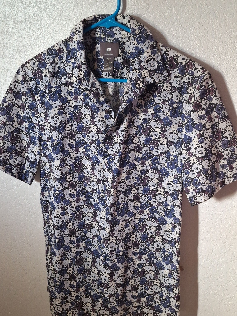 H&M Men’s Blue and White Floral Short-Sleeve Button-Down Shirt